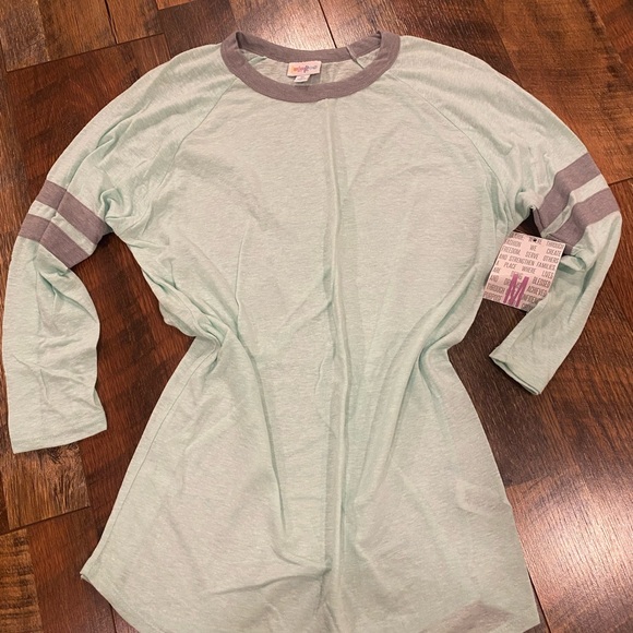 NWT LuLaroe Mint Green Raglan 3/4 sleeve Randy top
Size medium - Picture 1 of 2